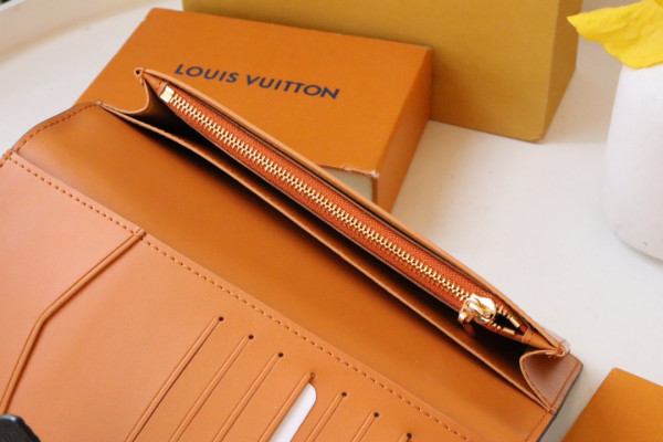 l0*is V*t0n vertical wallet