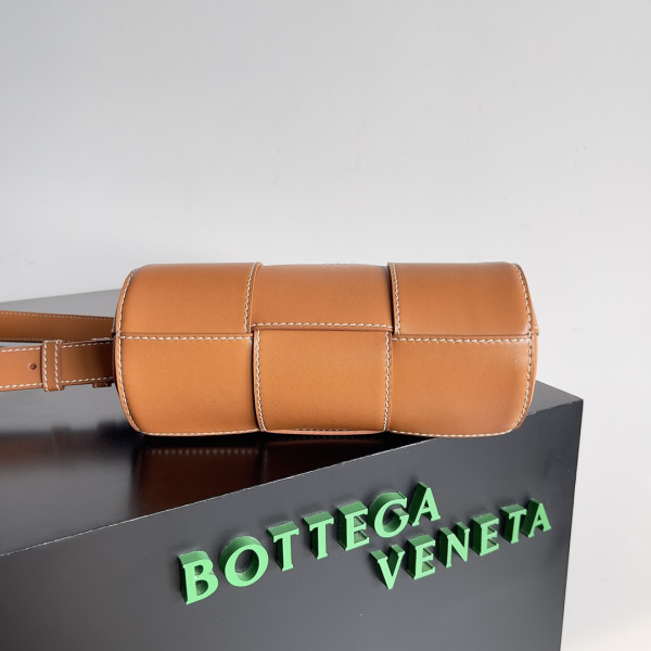 bo*te*ga Ve*ne*ta small canette