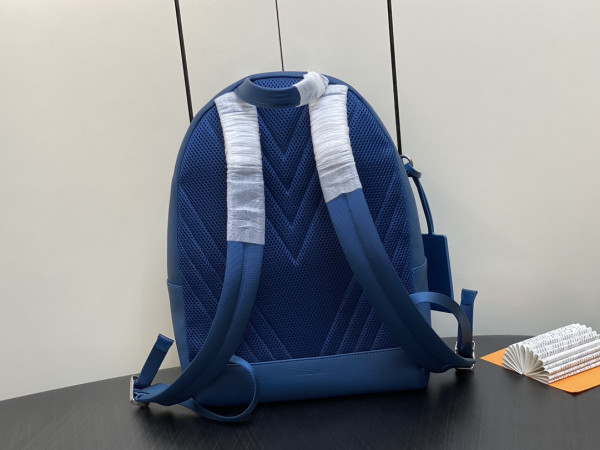 l0*is V*t0n takeoff backpack