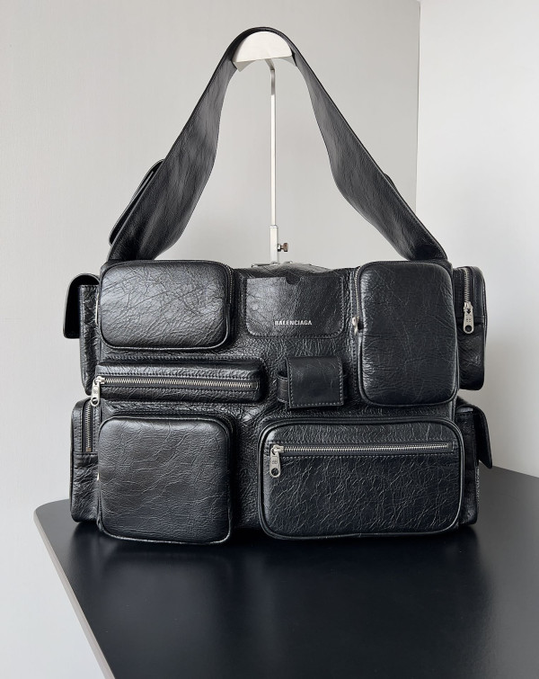 ba*len*cia*ga S*perbusy large sling bag