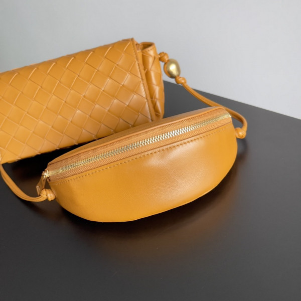 bo*te*ga Ve*ne*ta pouch on strap