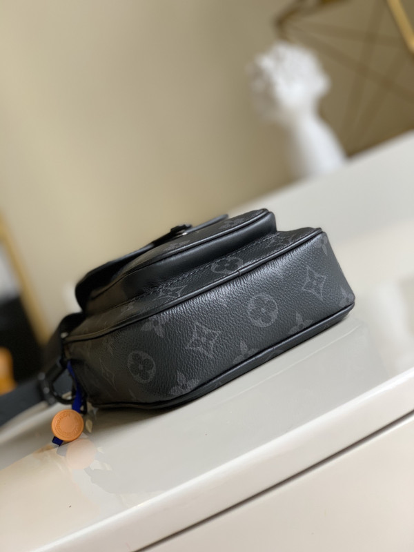 l0*is V*t0n christopher wearable wallet