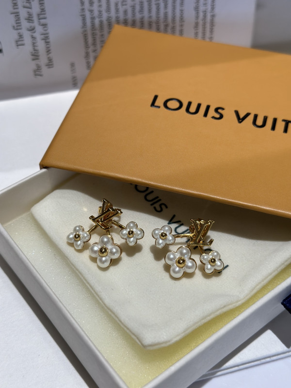 l0*is V*t0n earrings