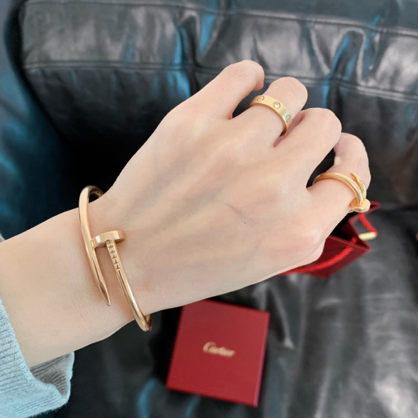 Ca*t*er  bracelet