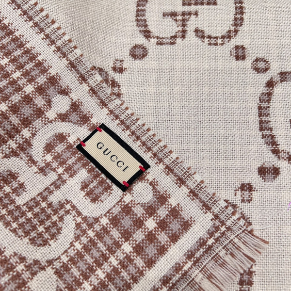 G*u*i scarf