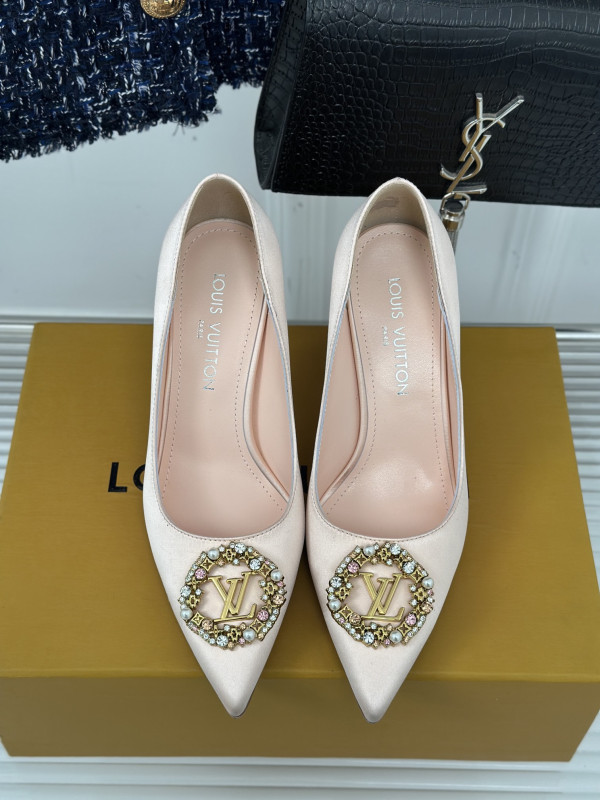 l0*is V*t0n heels