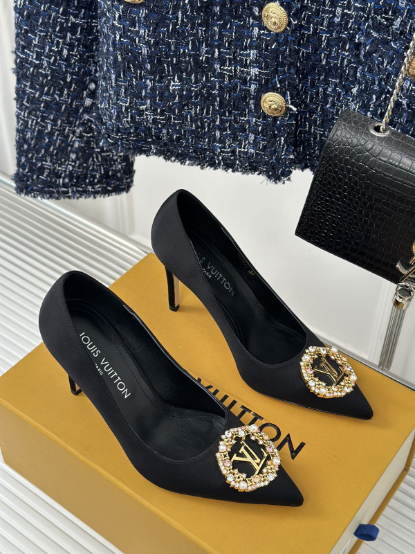 l0*is V*t0n heels