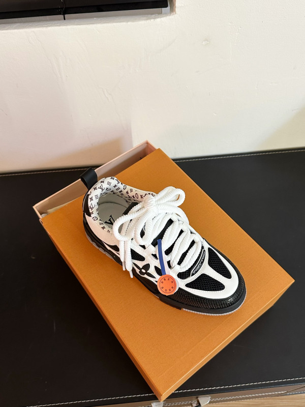 l0*is V*t0n sneakers