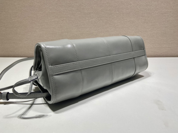 Pra*a medium leather handbag