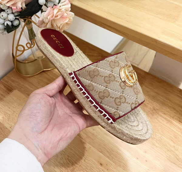 G*u*i slide sandals