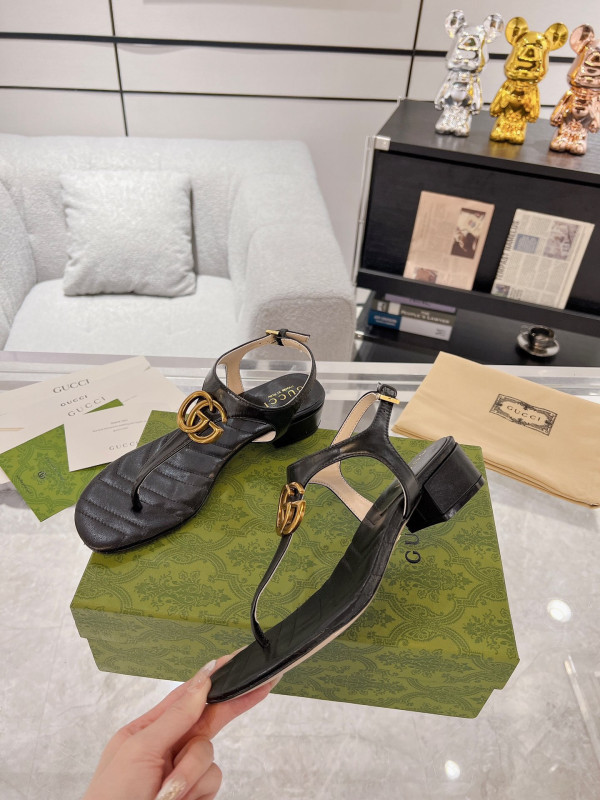 G*u*i slide sandals