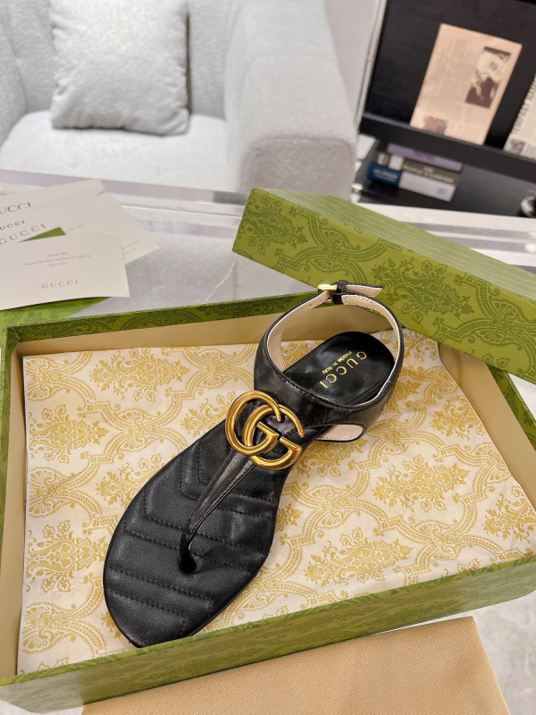 G*u*i slide sandals