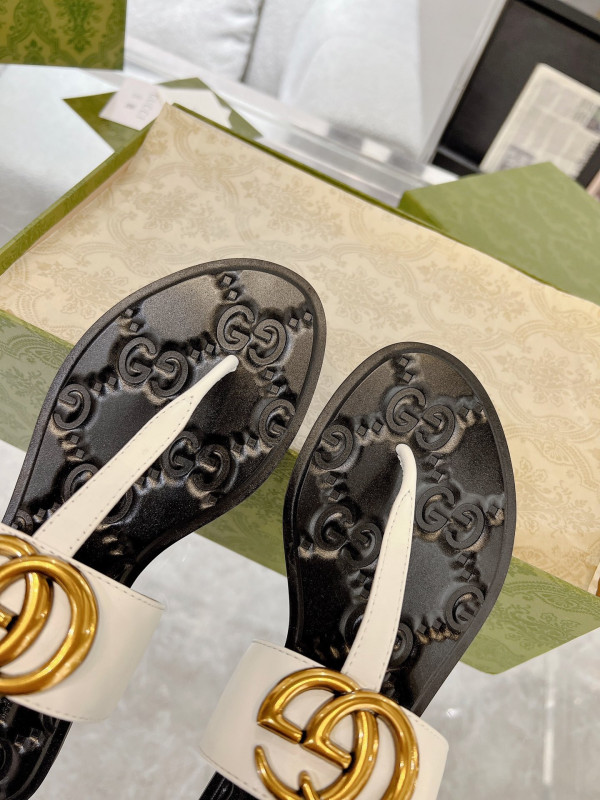 G*u*i slide sandals