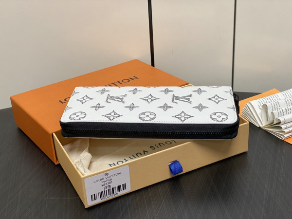 l0*is V*t0n zippy wallet-10*20*2 cm