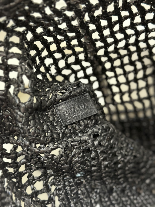 Pra*a crochet tote bag