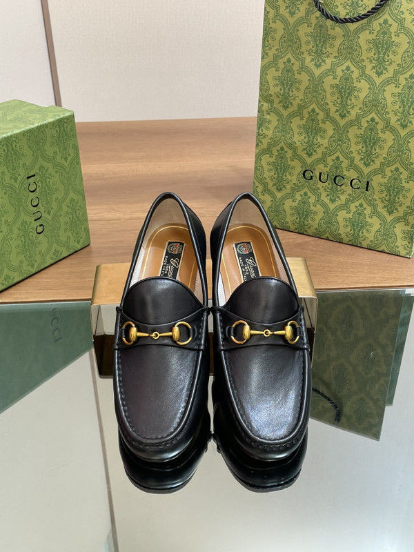 G*u*i men loafer