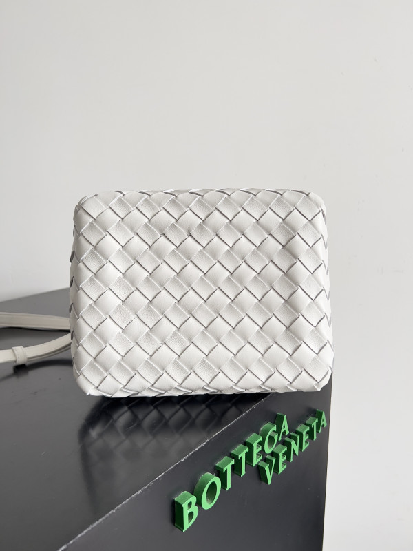 bo*te*ga Ve*ne*ta andiamo parachute small shoulder bag