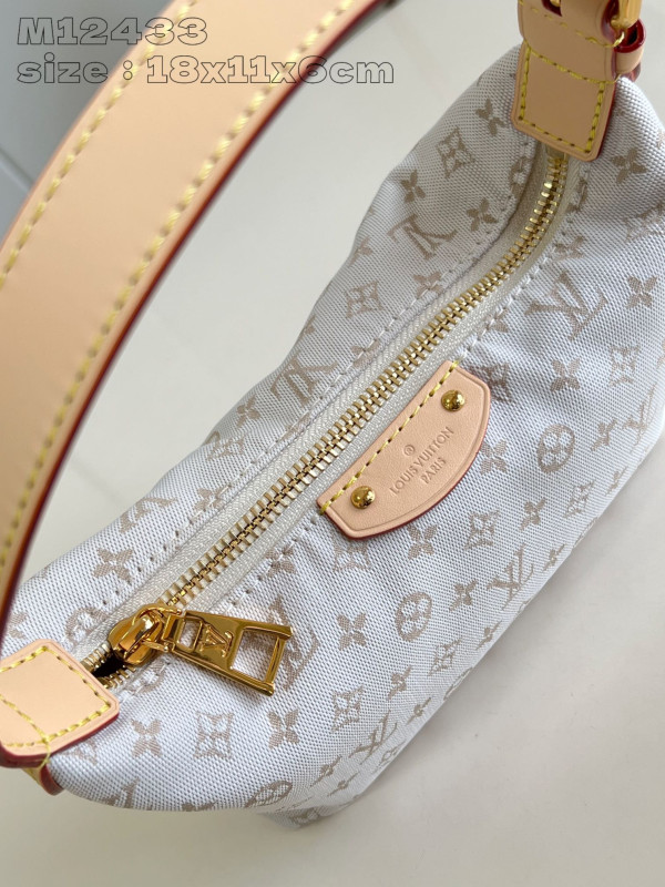 l0*is V*t0n hills pochette