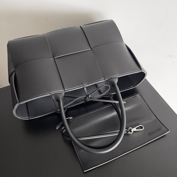 bo*te*ga Ve*ne*ta small arco tote bag