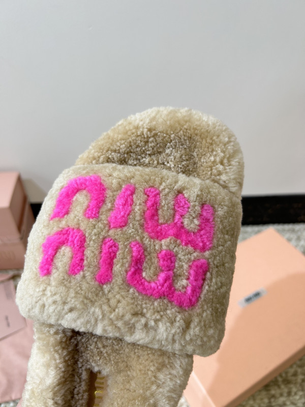 M*um*u sandals