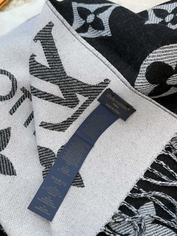 l0*is V*t0n scarf