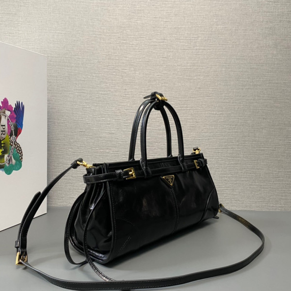 Pra*a medium leather handbag