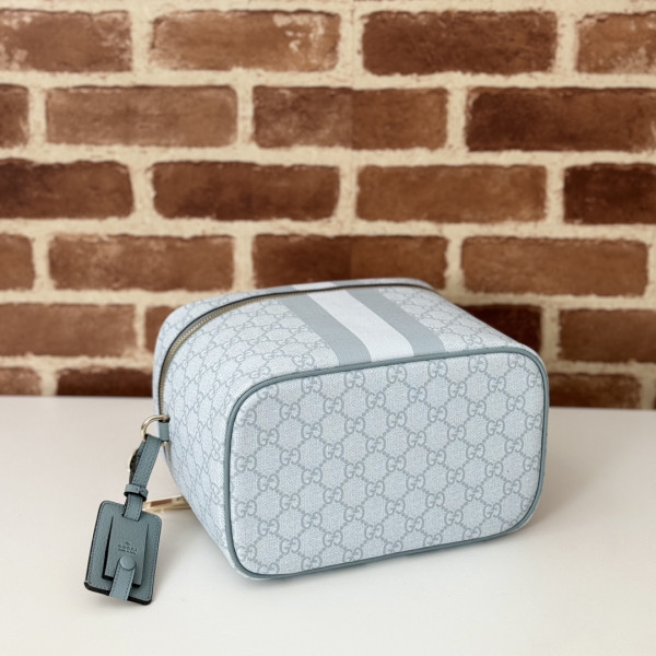 G*u*i porter medium travel bag