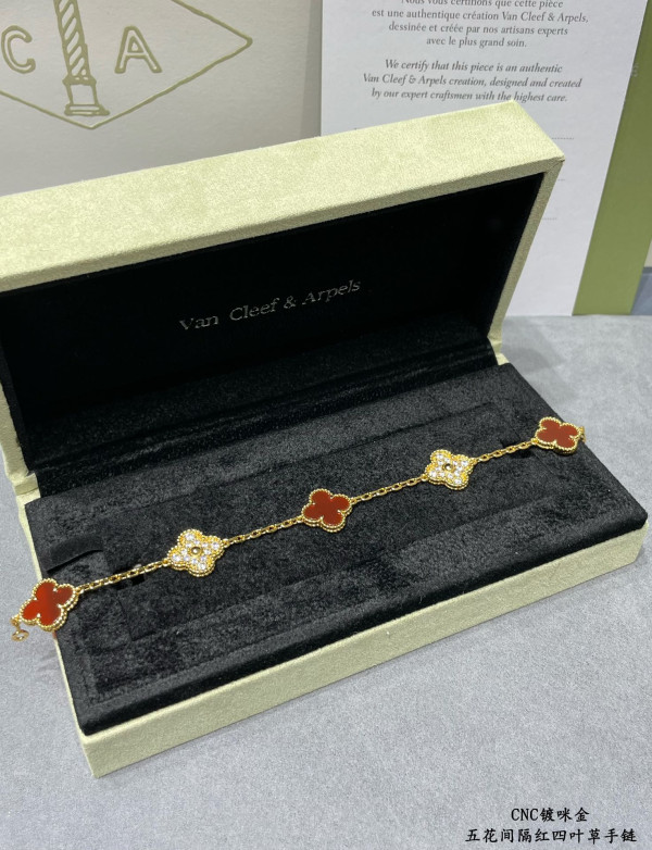 V*N CL*F&arpels perlée bracelet