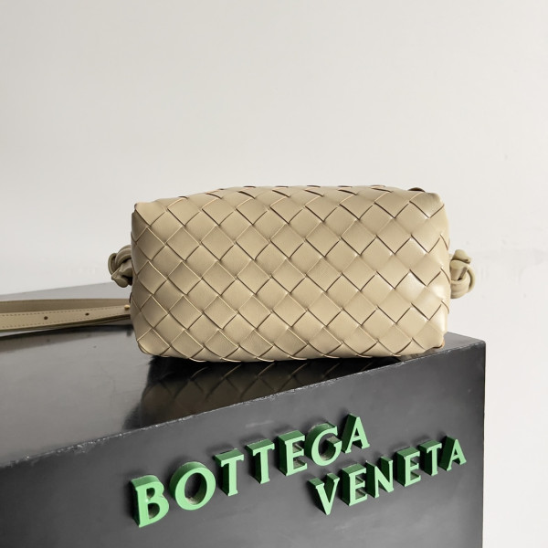 bo*te*ga Ve*ne*ta loop top handle
