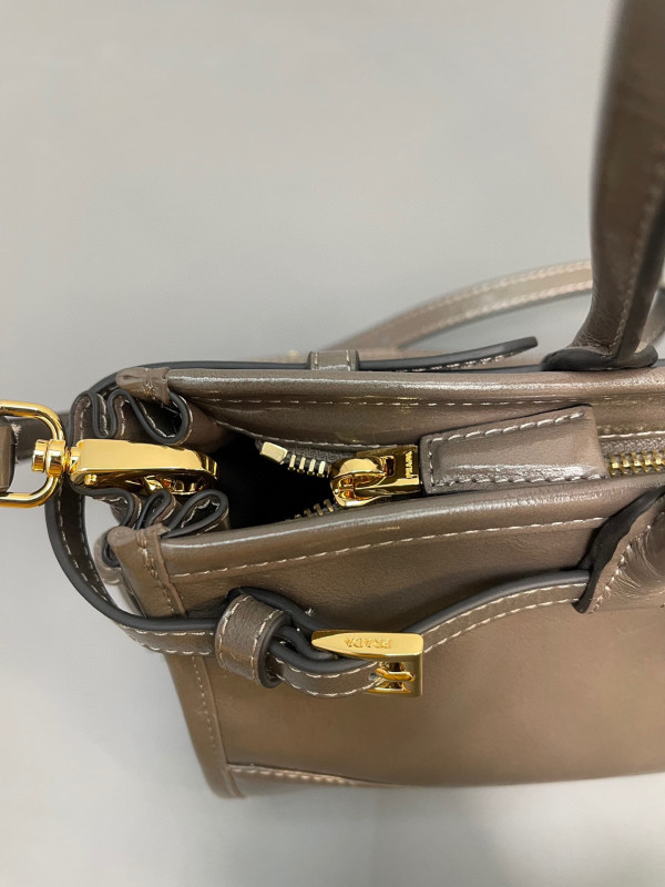 Pra*a medium leather handbag