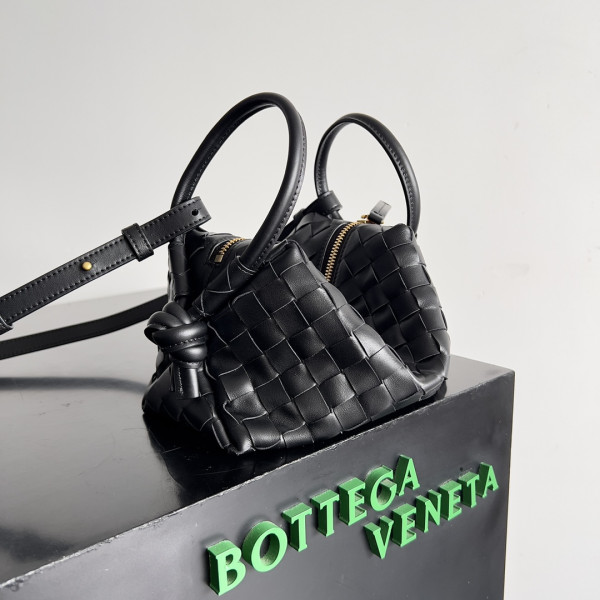bo*te*ga Ve*ne*ta loop top handle