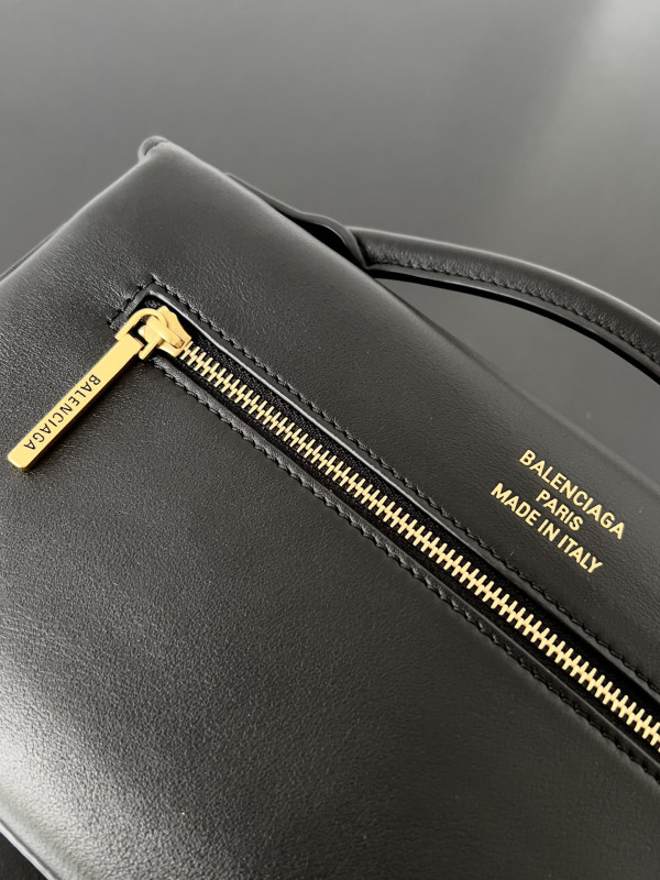Ba*len*cia*ga bel air small clutch