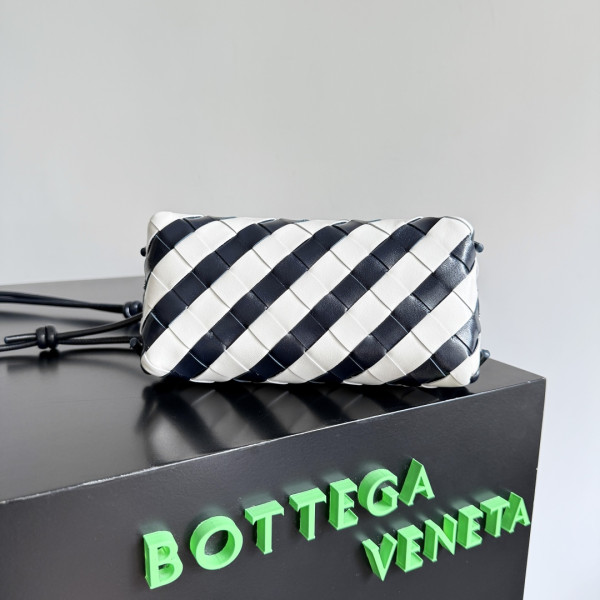 bo*te*ga Ve*ne*ta concert pouch