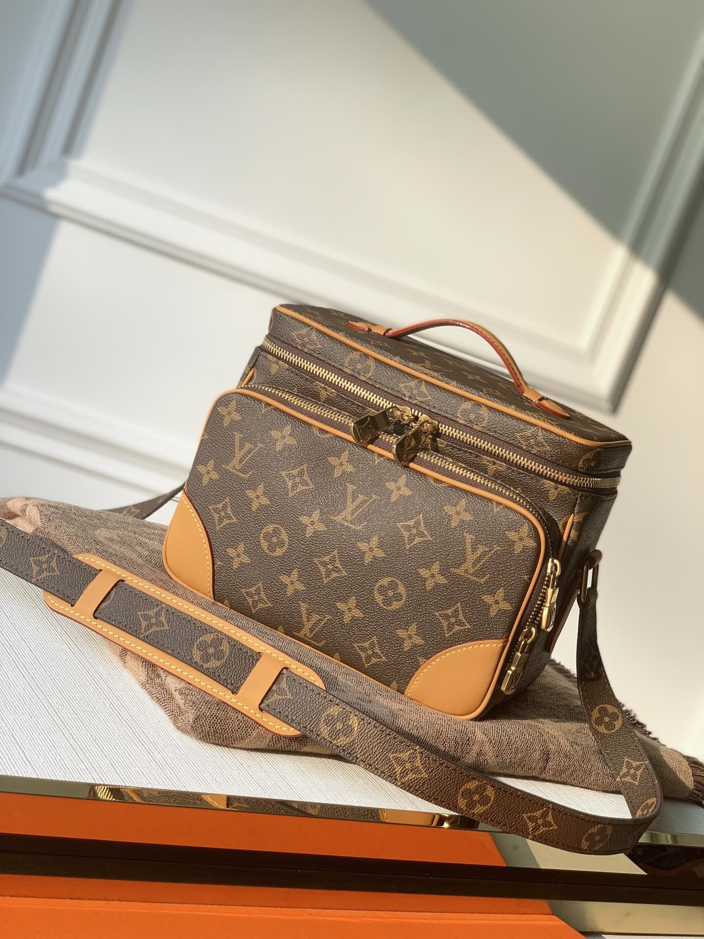 l0*is V*t0n toiletry bag