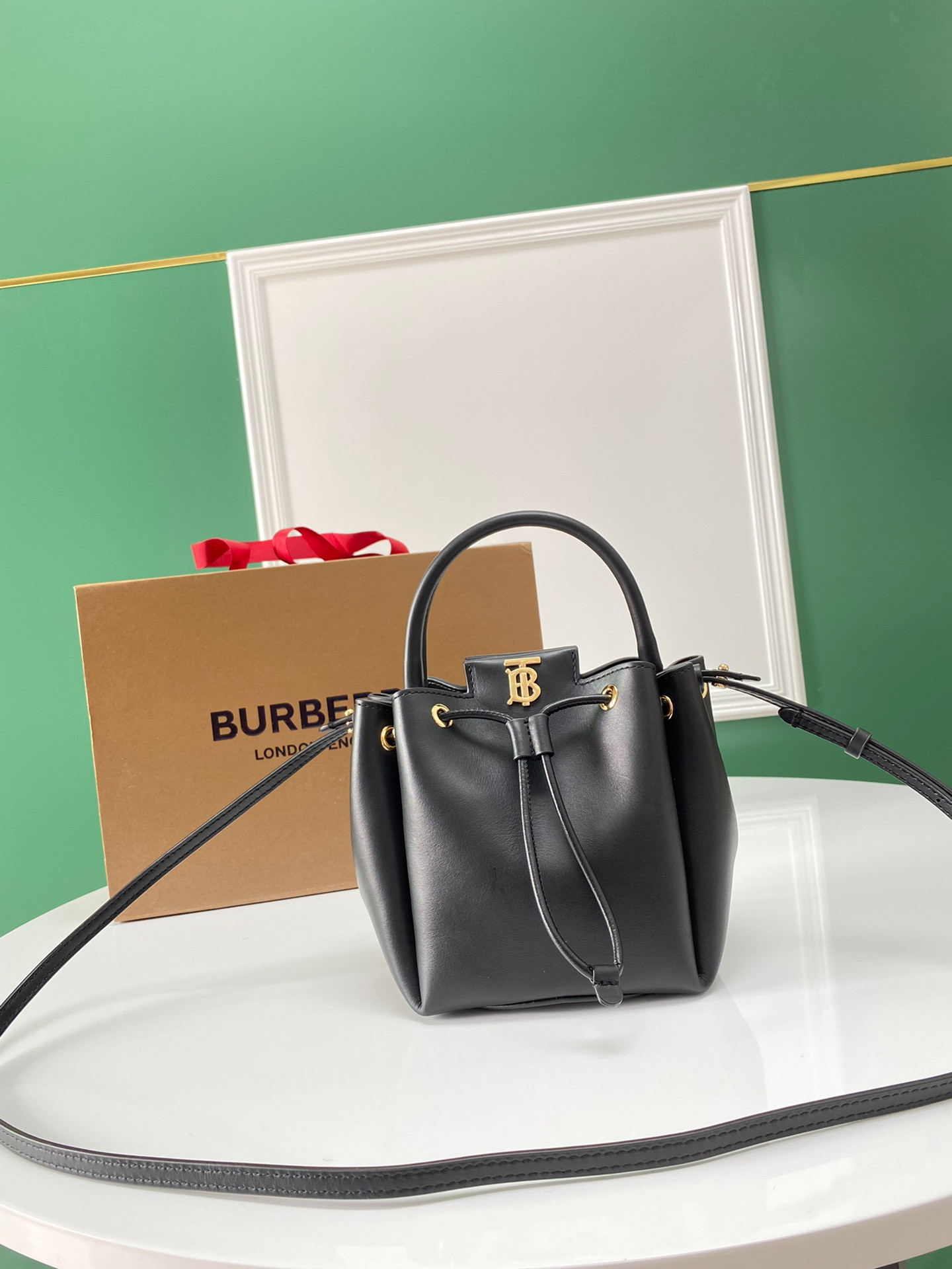 B**rry bucket bag