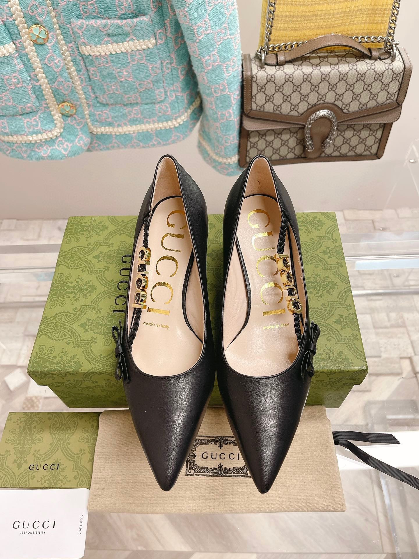 G*u*i women's pump with 'G*u*i'