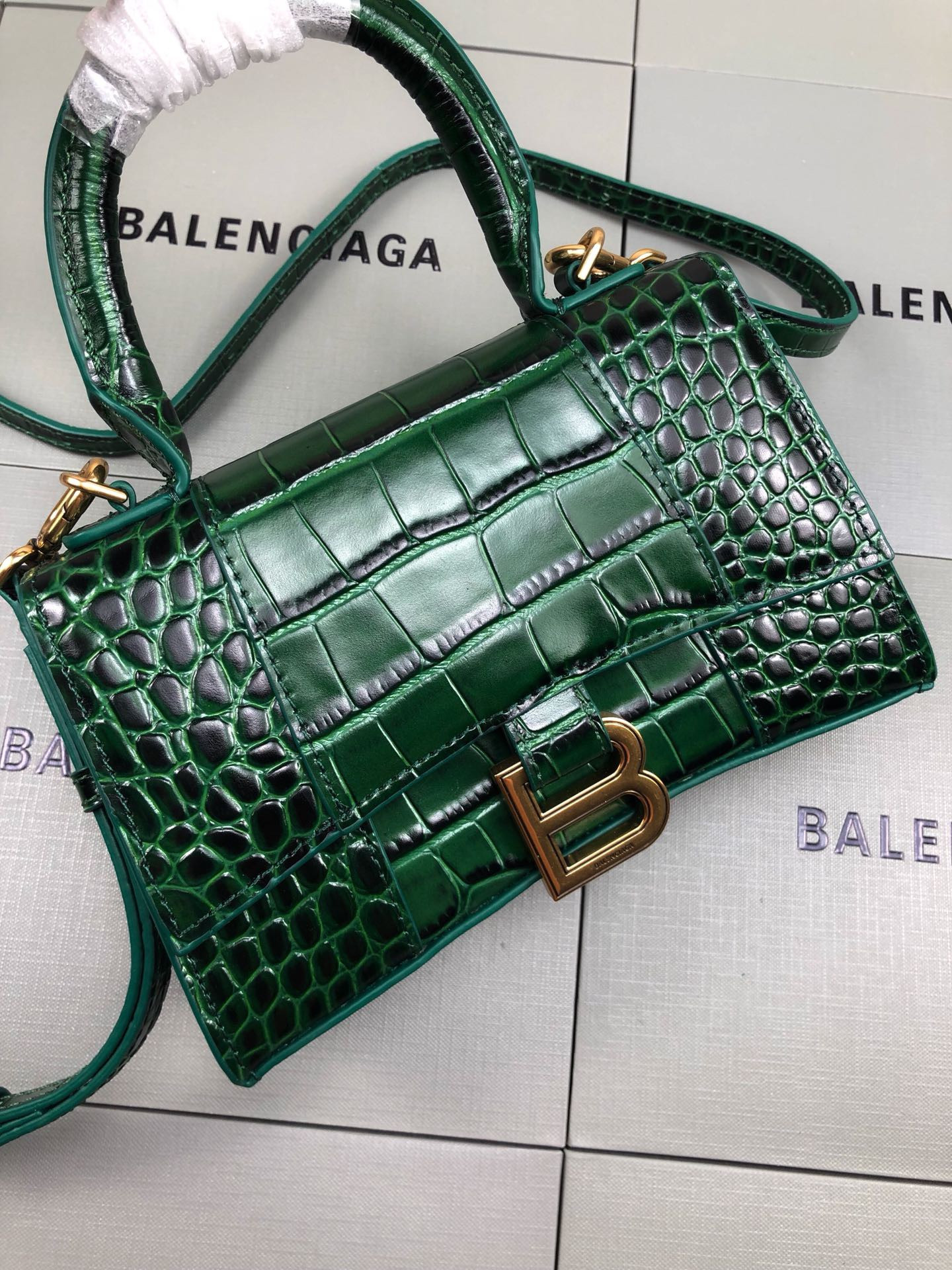 Ba*len*cia*ga hourglass
