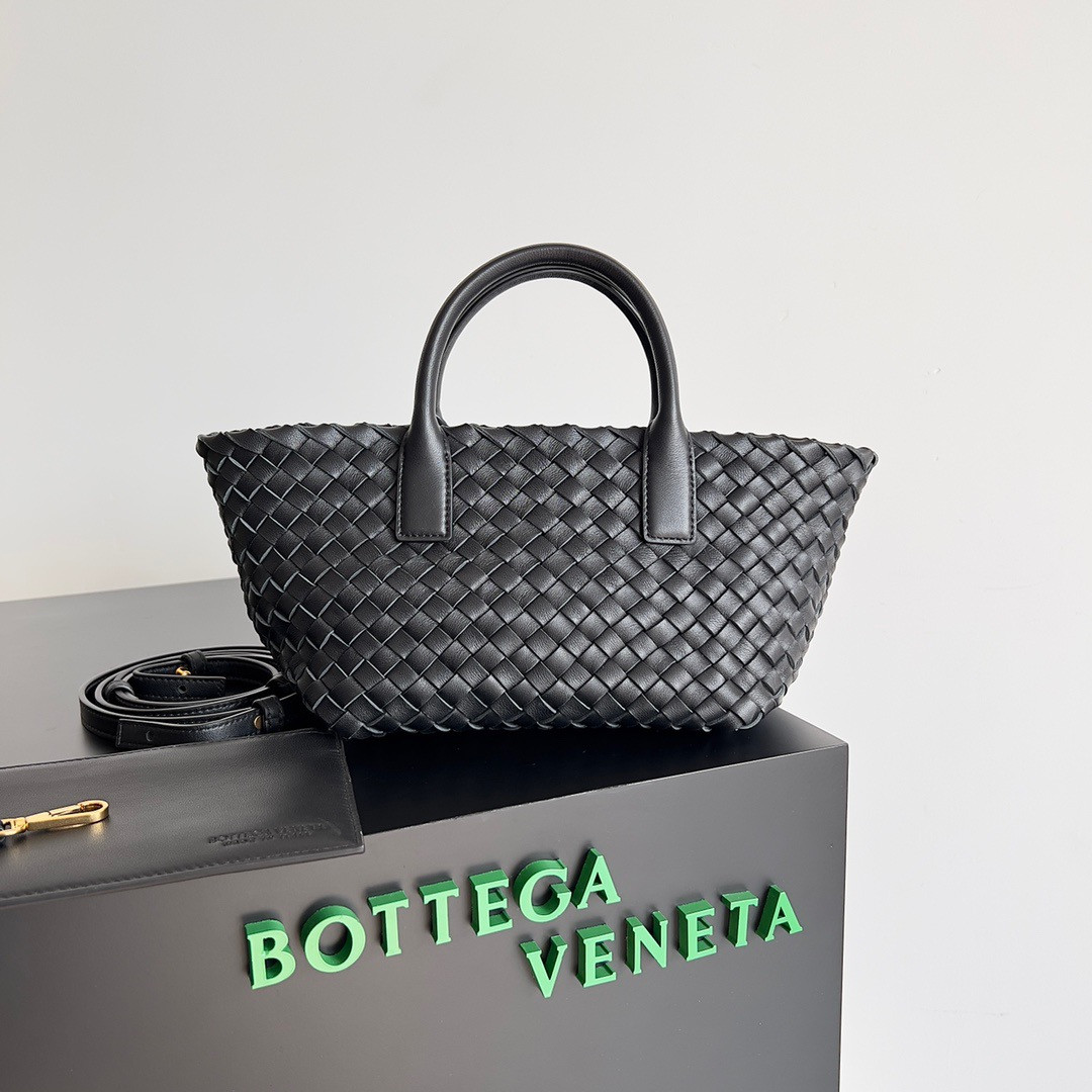 bo*te*ga Ve*ne*ta mini cabat