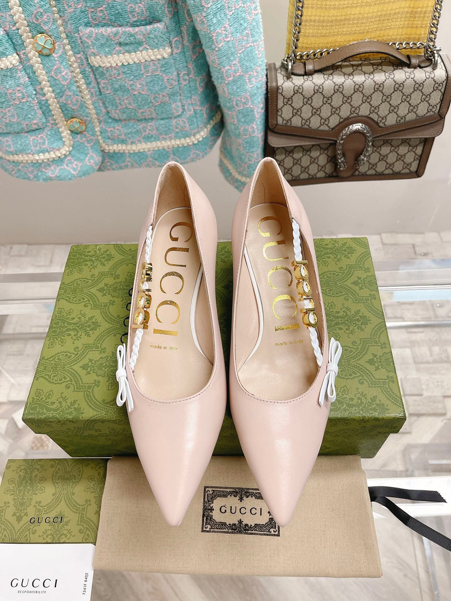 G*u*i women's pump with 'G*u*i'