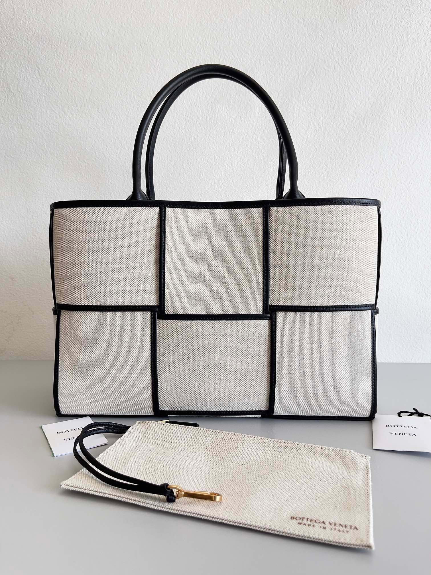bo*te*ga Ve*ne*ta arco medium tote