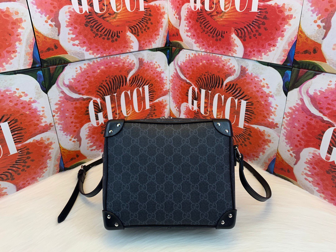 G*u*i gg shoulder bag with leather details