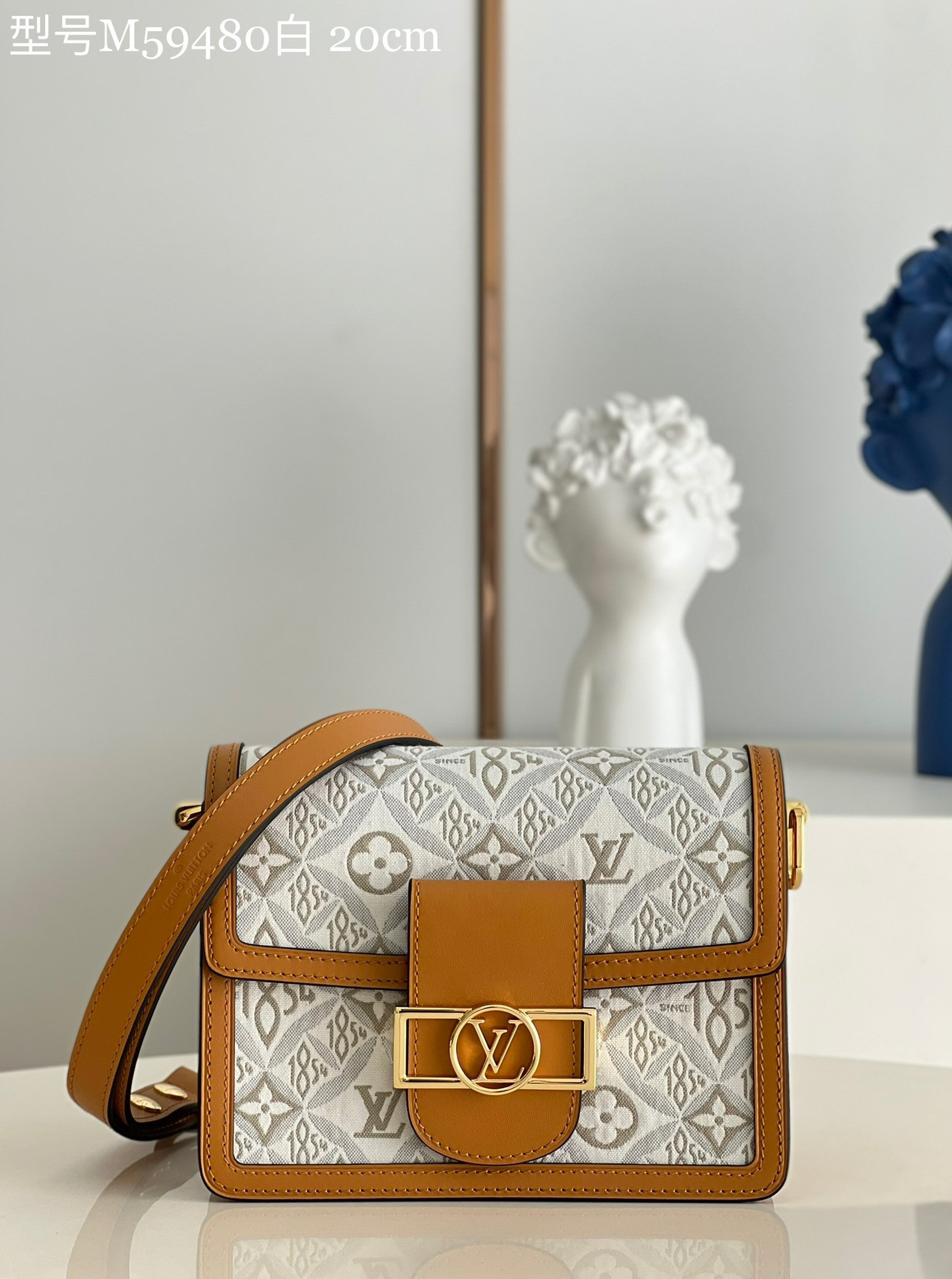 l0*is V*t0n dauphine mini