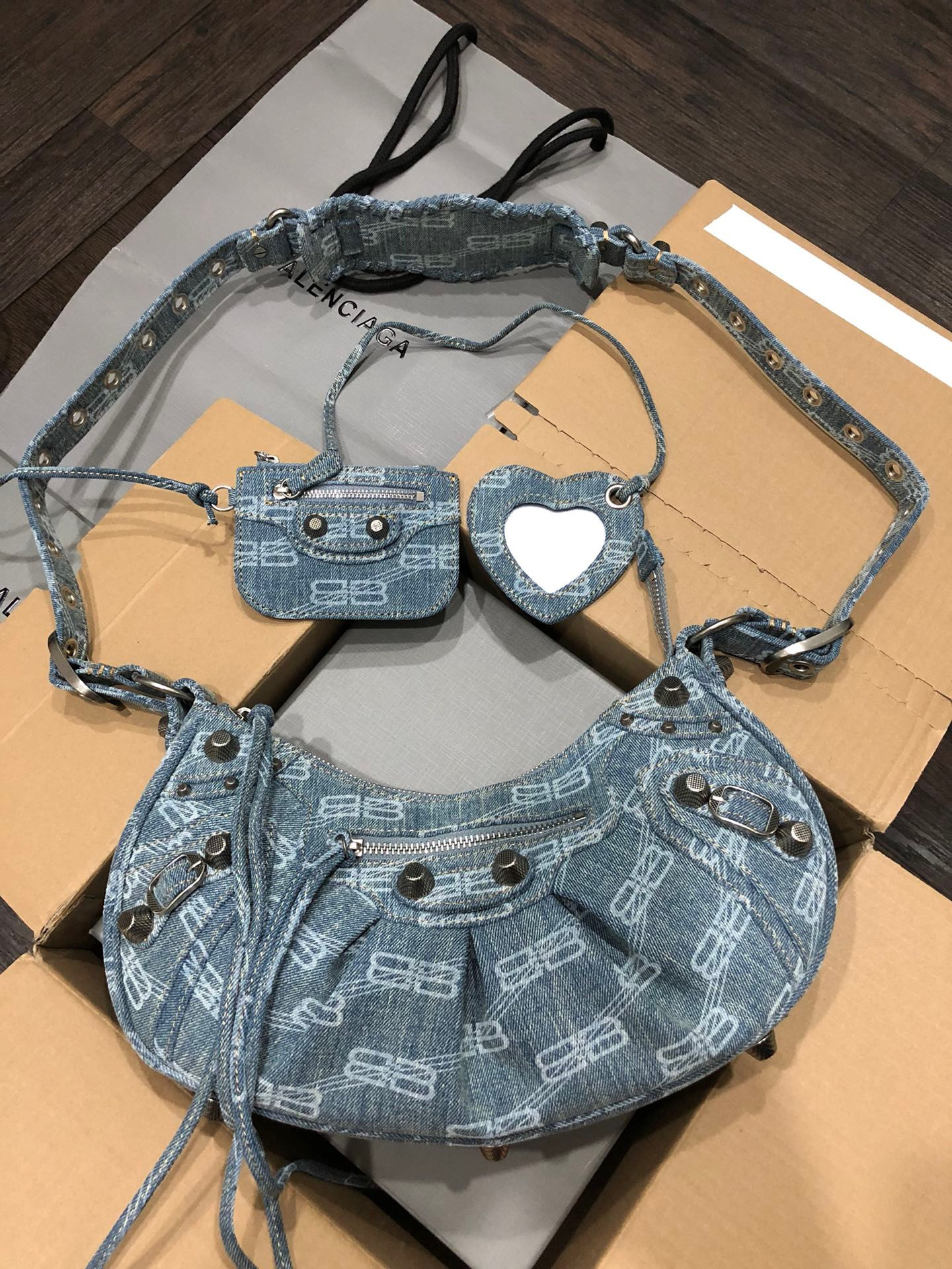 Ba*len*cia*ga women's le cagole small shoulder bag