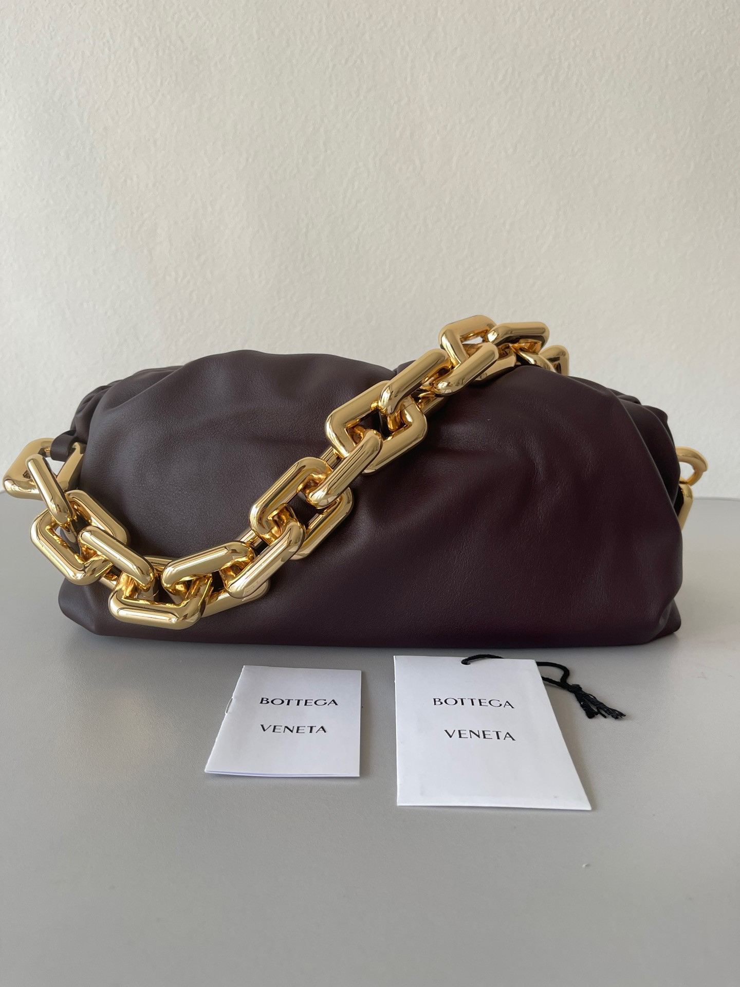 bo*te*ga Ve*ne*ta the chain pouch