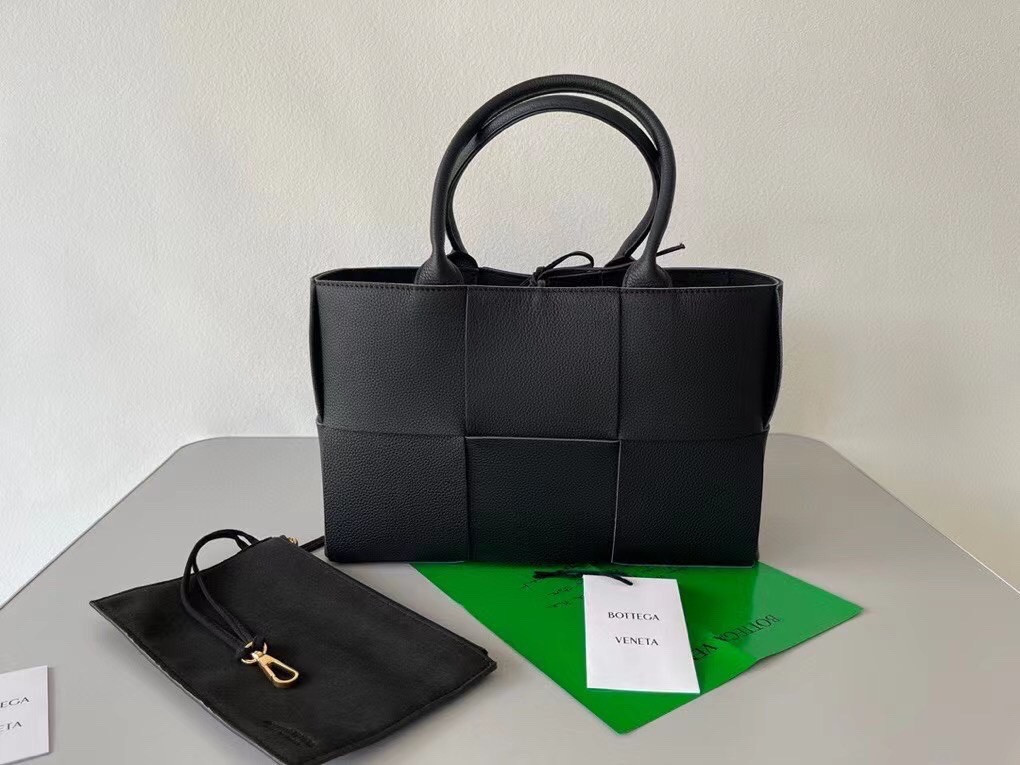 bo*te*ga Ve*ne*ta arco medium tote