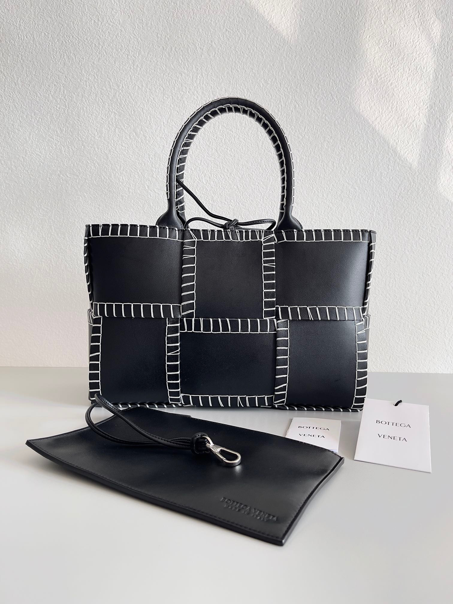bo*te*ga Ve*ne*ta small arco tote bag