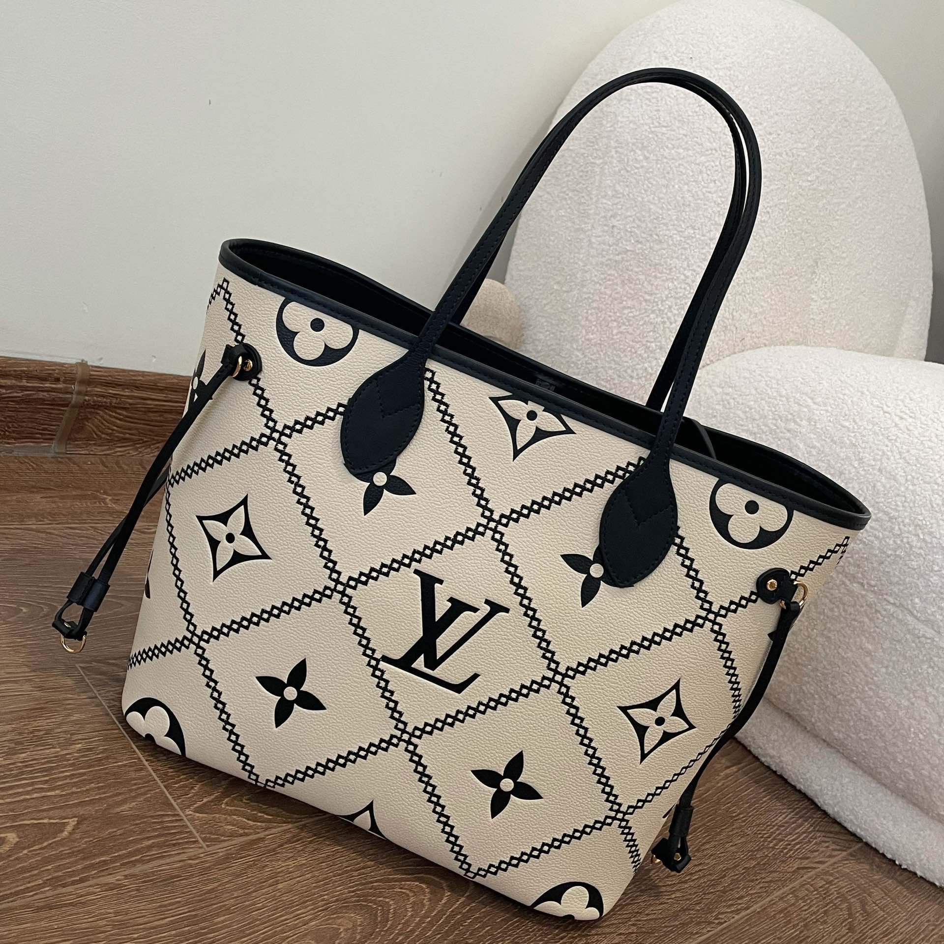 l0*is V*t0n neverfull mm