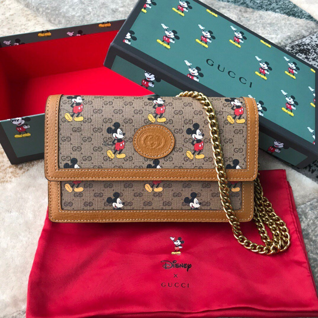 disney x G*u*i gg chain wallet