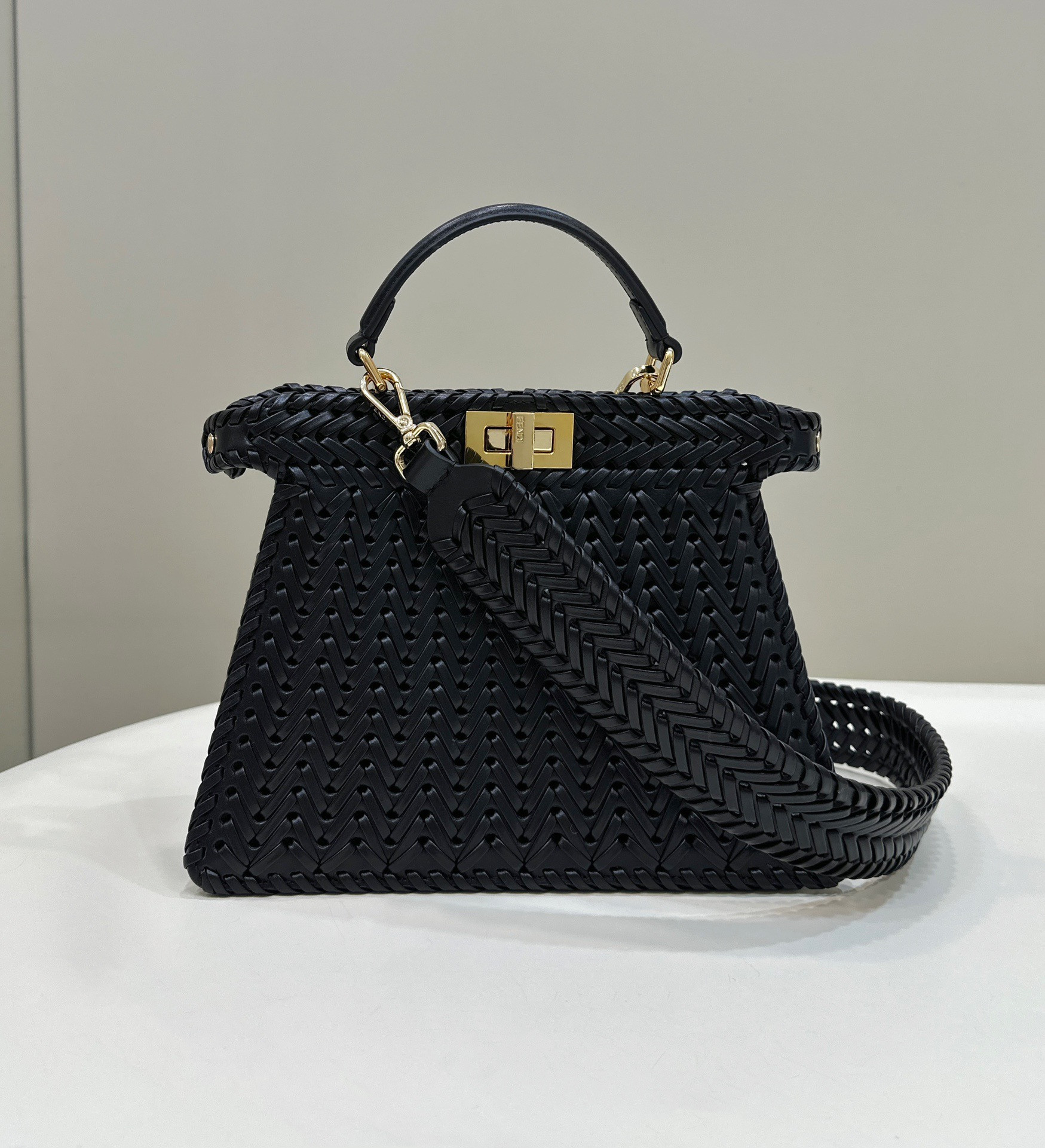 F**di peekaboo iseeu small-27x21x11cm