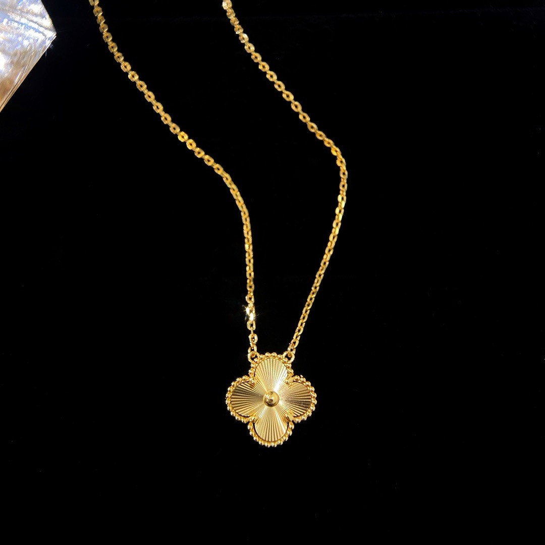V*N CL*F & arpels perlée necklace